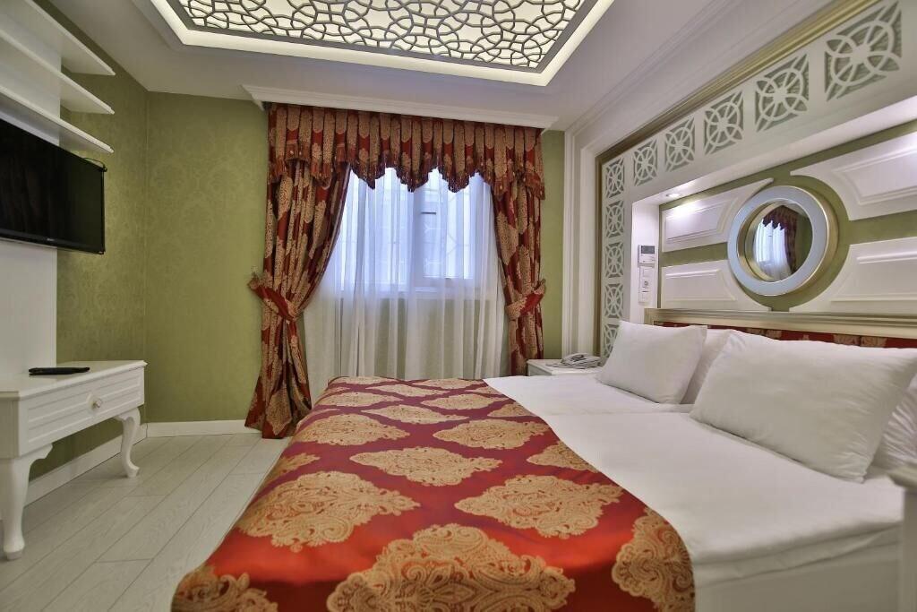 Queens Land Hotel *