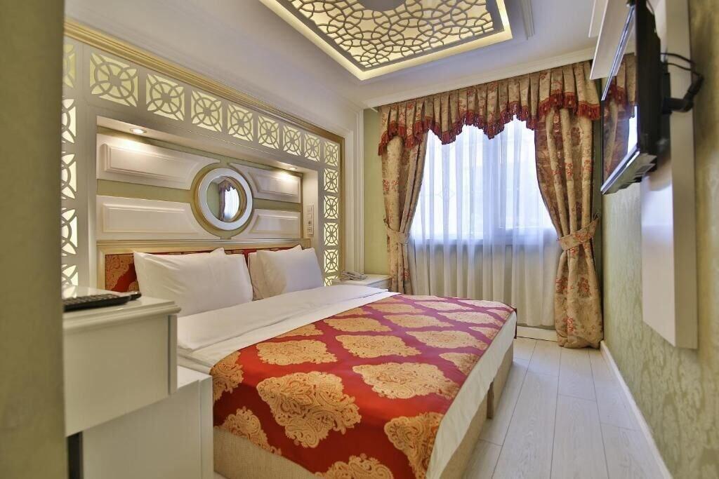 Queens Land Hotel