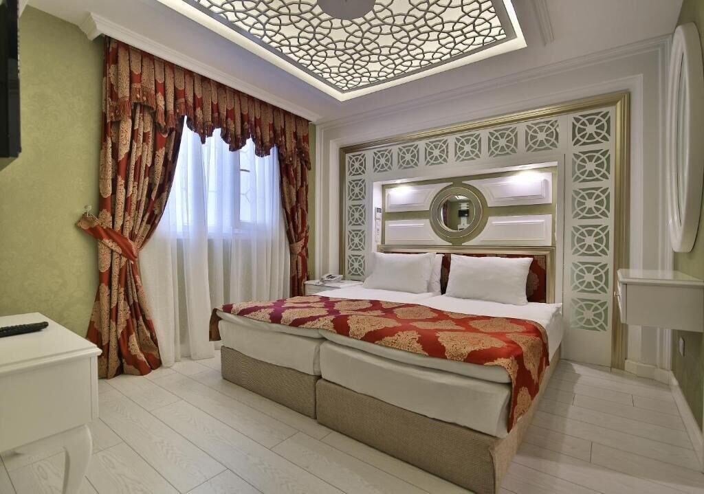 Queens Land Hotel *