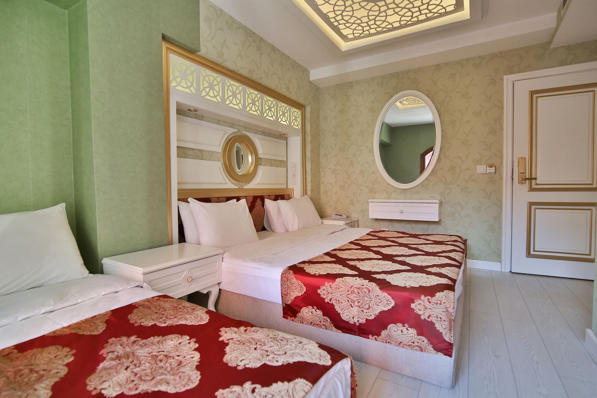 Queens Land Hotel *