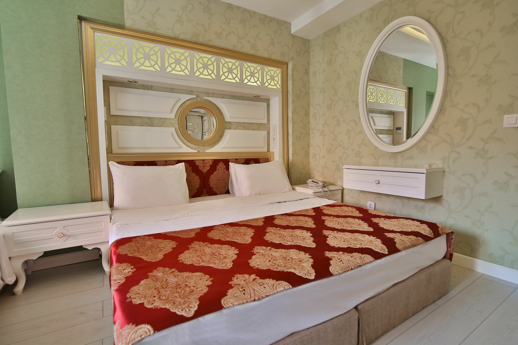 Hotel Queens Land *