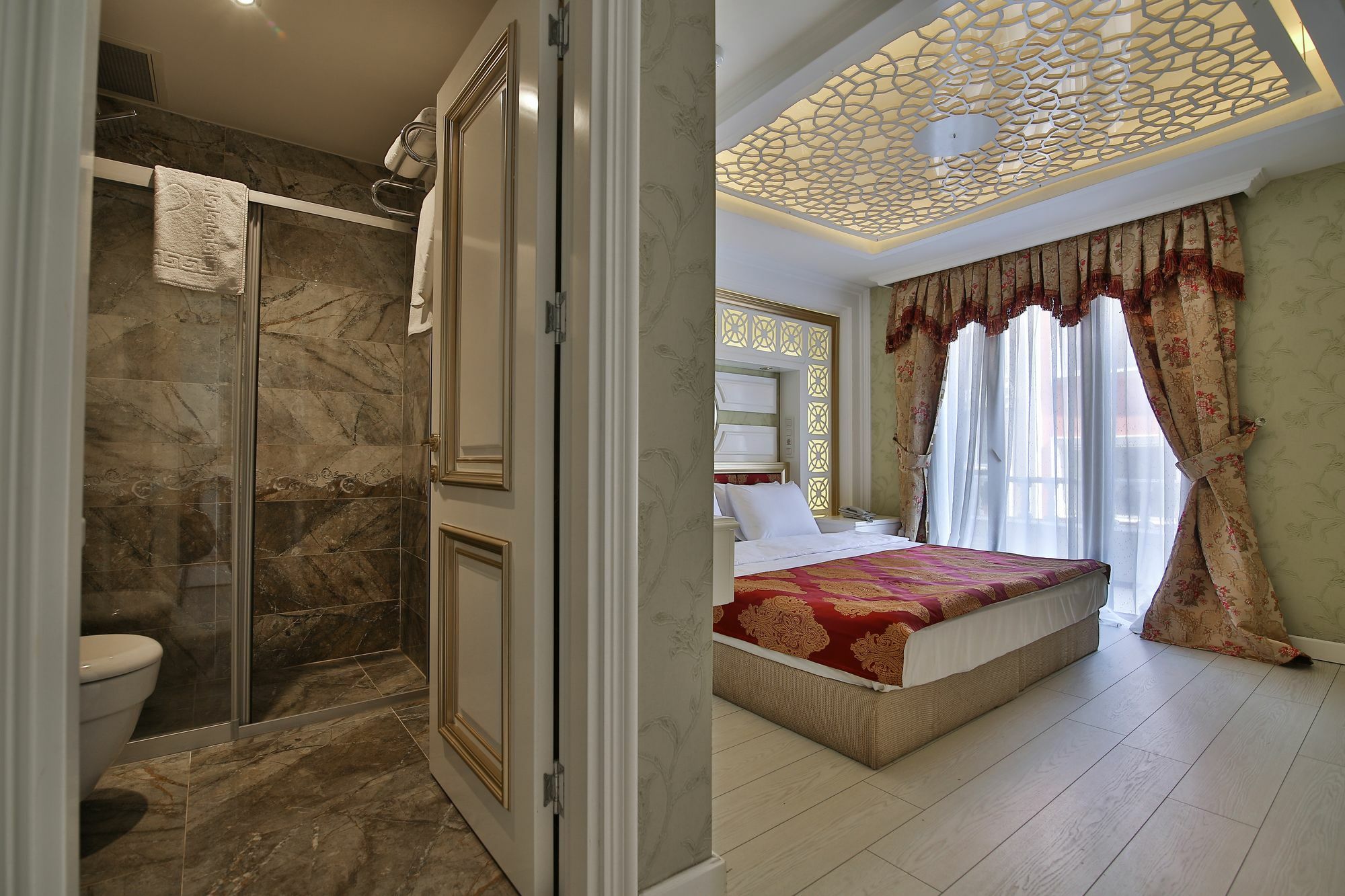 Hotel Queens Land