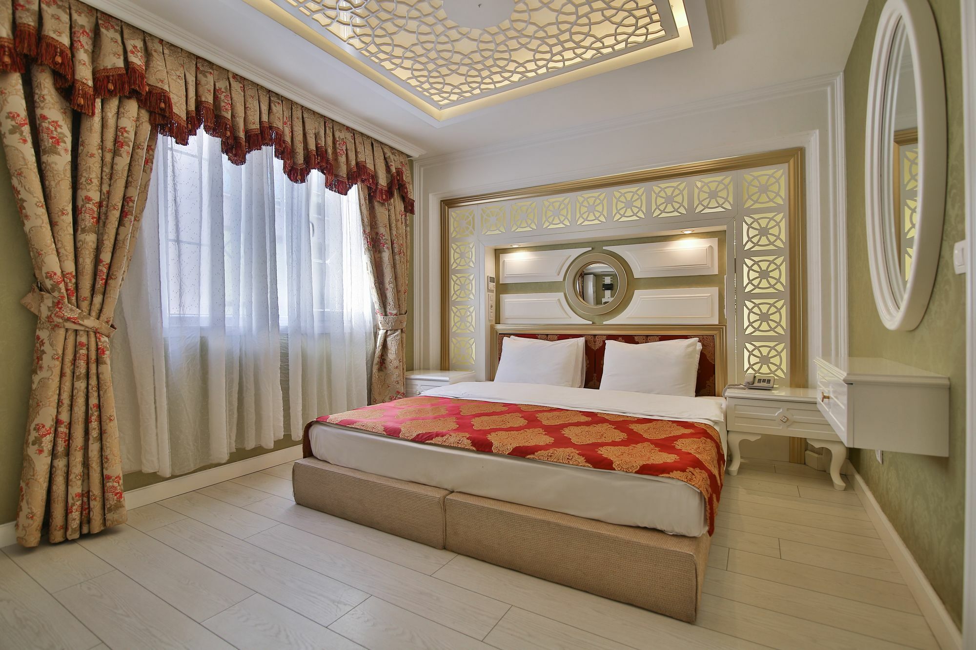 Queens Land Hotel Istanbul